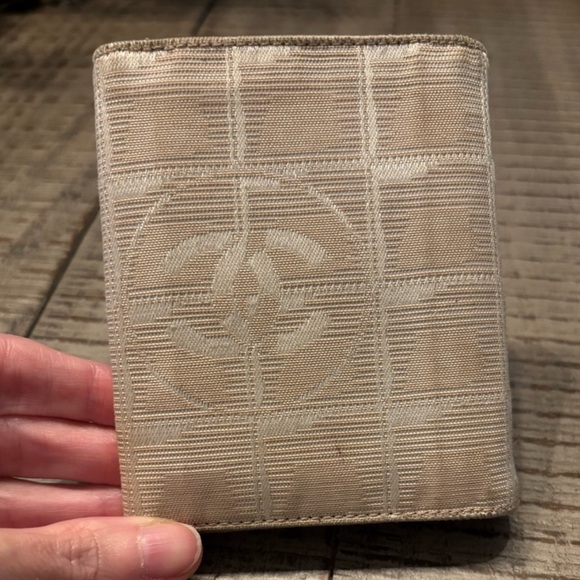 CHANEL Travel Line Cream Wallet with CC Logo - Picture 6 of 6